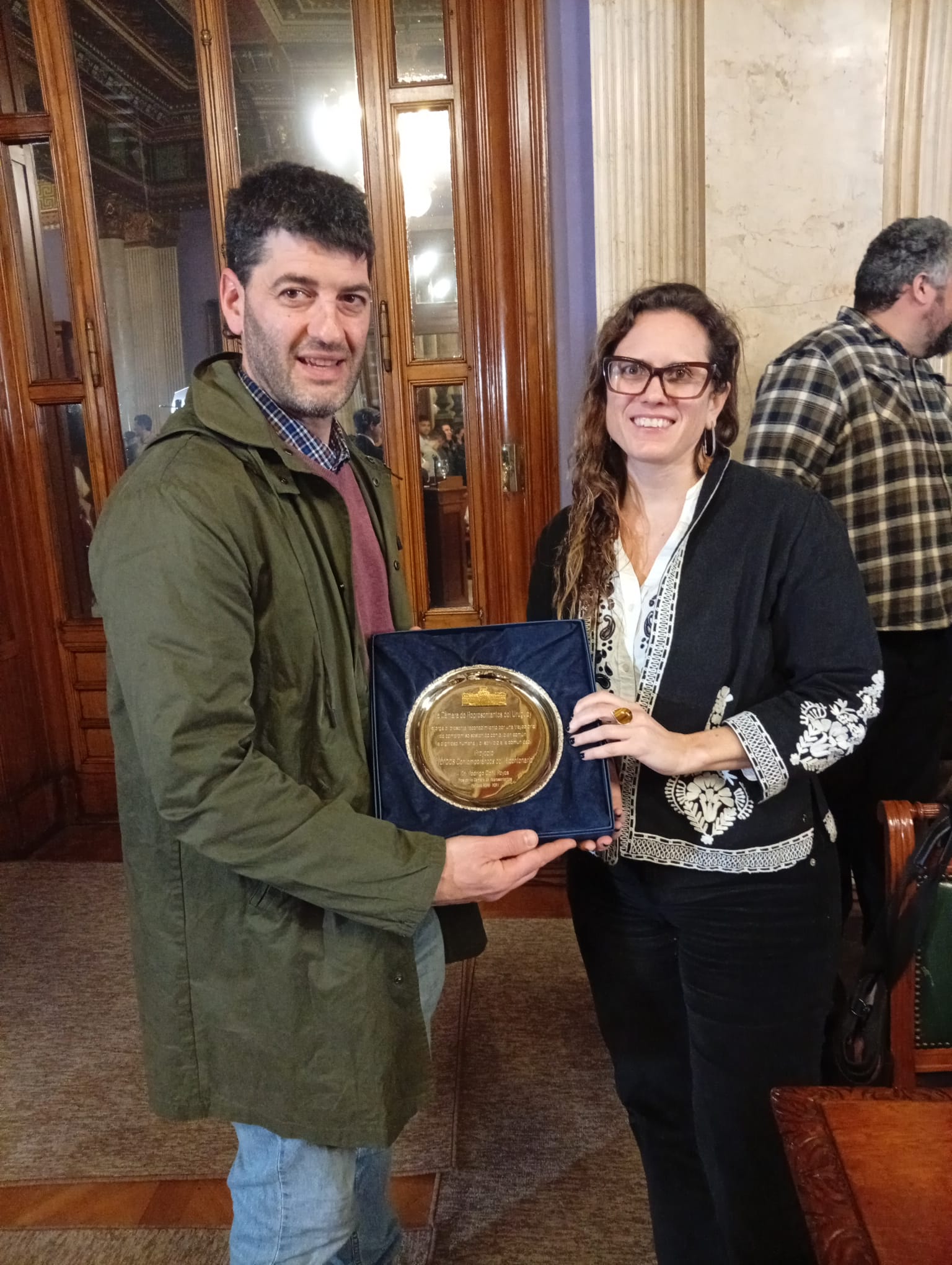 Integrantes de Gurises Unidos con la placa de reconocimiento entregada por la Cámara de Representantes del Uruguay