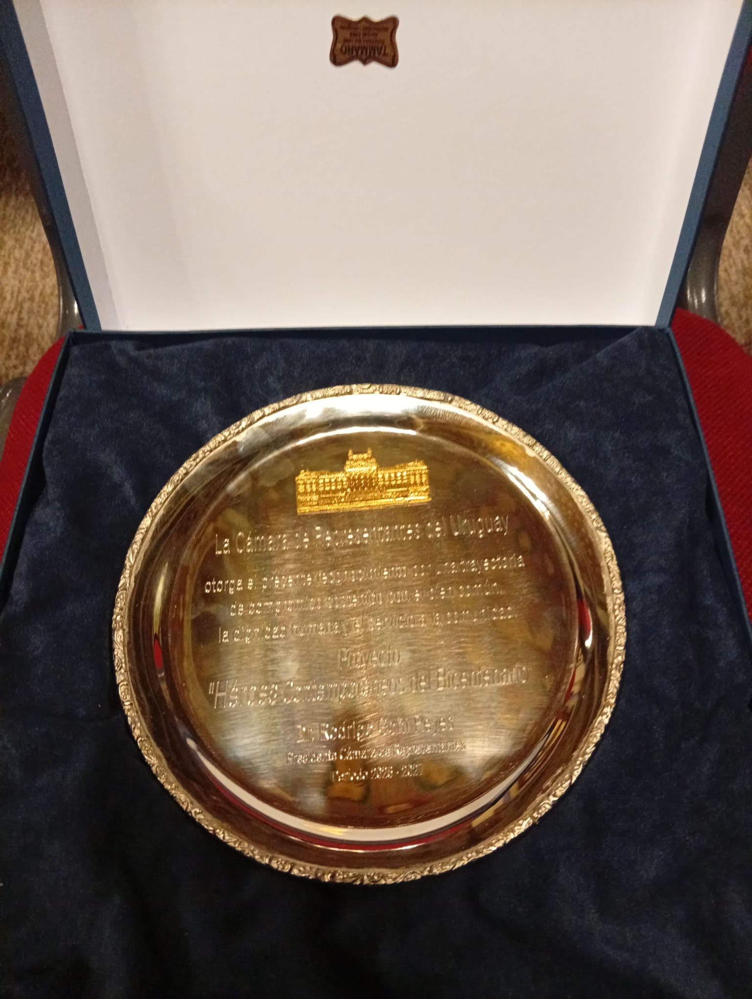 Placa otorgada por la Cámara de Representantes del Uruguay a Gurises Unidos en el marco del programa Héroes Contemporáneos del Bicentenario